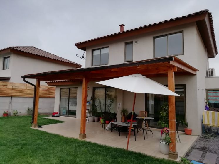 CONSTRUCCION DE COBERTIZO PINO OREGON CON TERRAZA DE HORMIGON Y PORCELANATO – CHICUREO LAS CALANDRIAS