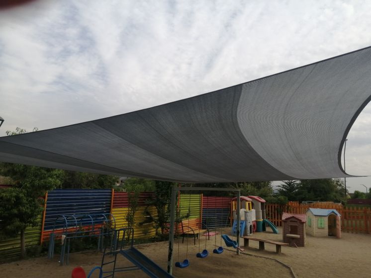 PROVISION E INSTALACION DE MALLA HDPE TIPO VELA – JARDIN BOSQUES DE COLORES – LO BARNECHEA