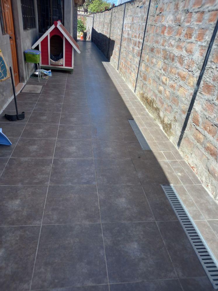 CONSTRUCCION DE RADIER DE HORMIGON E INSTALACION DE CERAMICAS DE 56X56 EN PATIO DELANTERO Y LATERAL, QUINTA NORMAL.