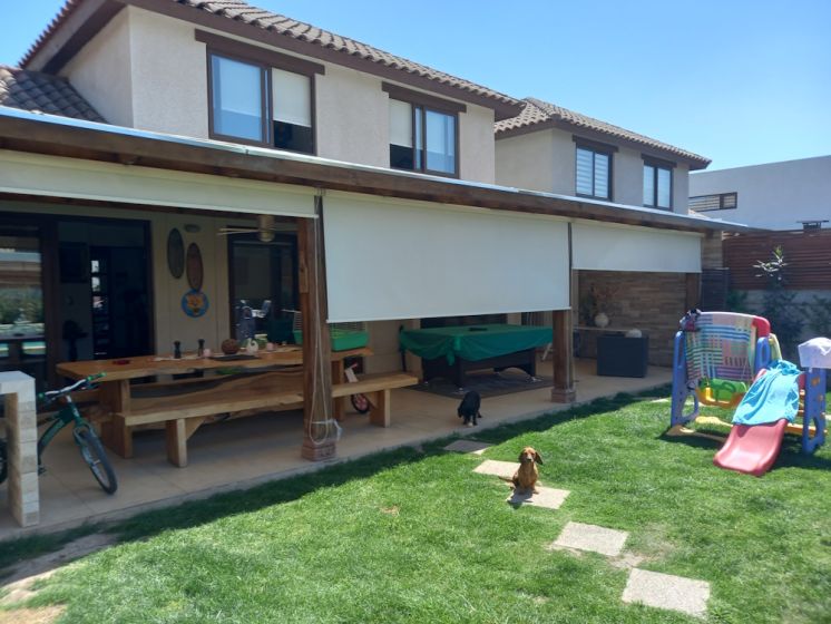 Construcción de Piscina de hormigón con muro cascada, cobertizo de madera con policarbonato, quincho tipo L y bodega lateral. Condominio taiquen , casa E03, chicureo