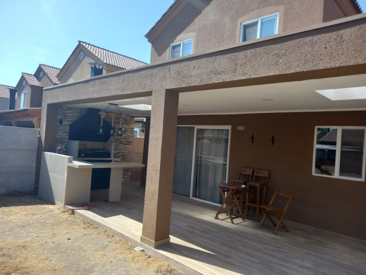 CONSTRUCCION DE COBERTIZO TIPO AMERICANO, QUINCHO Y PORCELANATO 20X90 CM, CONDOMINIO LOS CORRALEROS CASA 90, CHICAUMA.