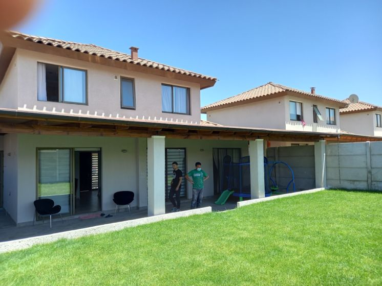 CONSTRUCCION DE COBERTIZO CON PILARES DE METALCON Y ENVIGADO DE MADERA Y TEJA ASFALTICA, CONDOMINIO LAS CALANDRIAS, CHICUREO.